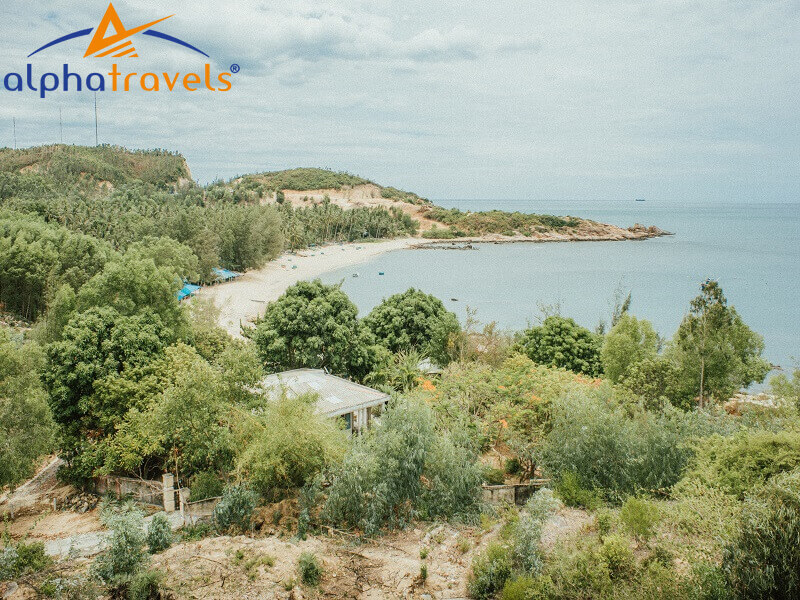 Biển Vịnh Hòa là điểm thu hút nhều du khách