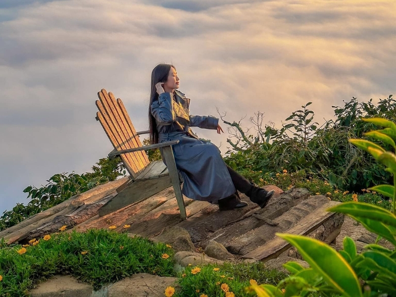 Lưu giữ kỷ niệm đẹp tại cầu gỗ săn mây Đà Lạt