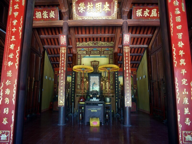 Chính điện chùa Thập Tháp