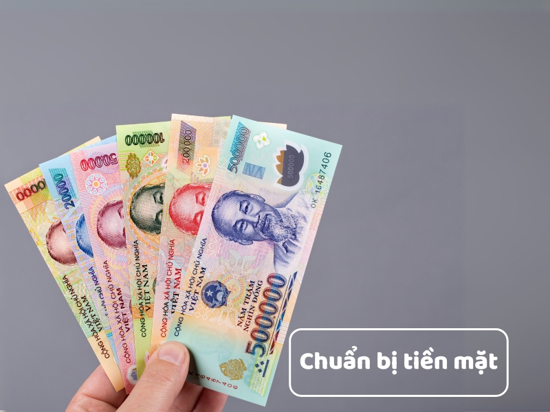 Nên chuẩn bị tiền mặt trước vì không phải gian hàng nào cũng nhận chuyển khoản