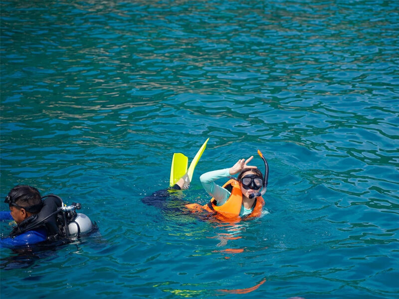 Quý khách bơi ngắm san hô bằng kính lặn ống thở